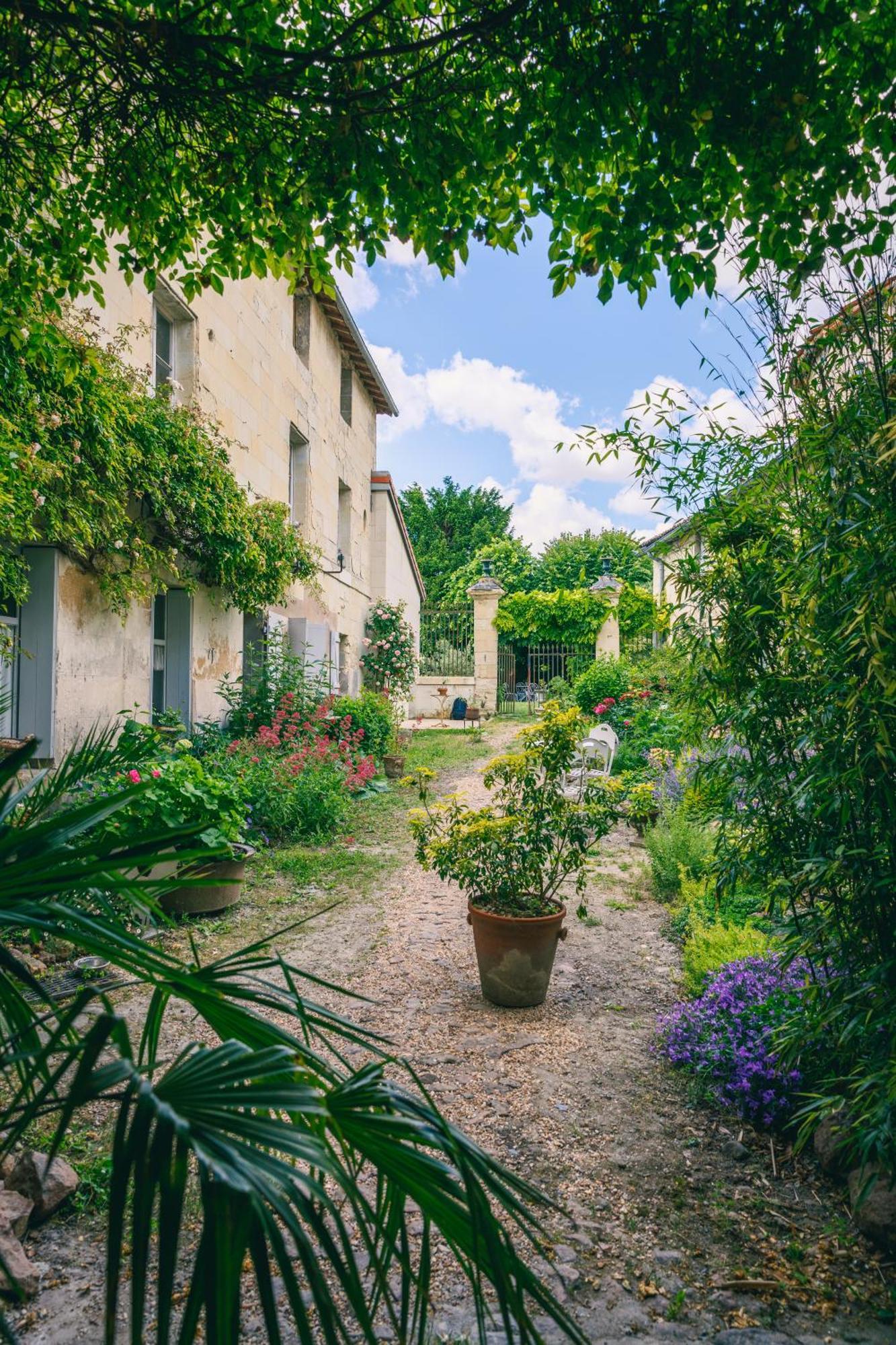Le Prieure Sainte Croix Hotel Лудан Екстериор снимка