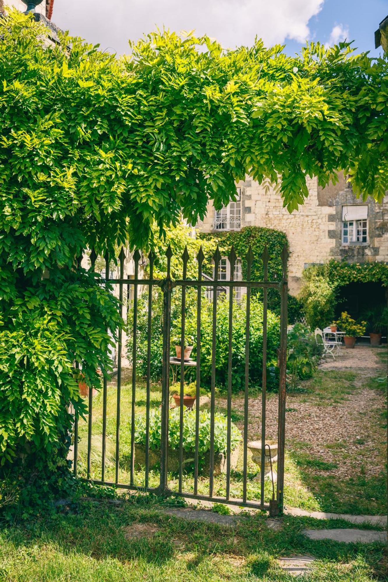 Le Prieure Sainte Croix Hotel Лудан Екстериор снимка