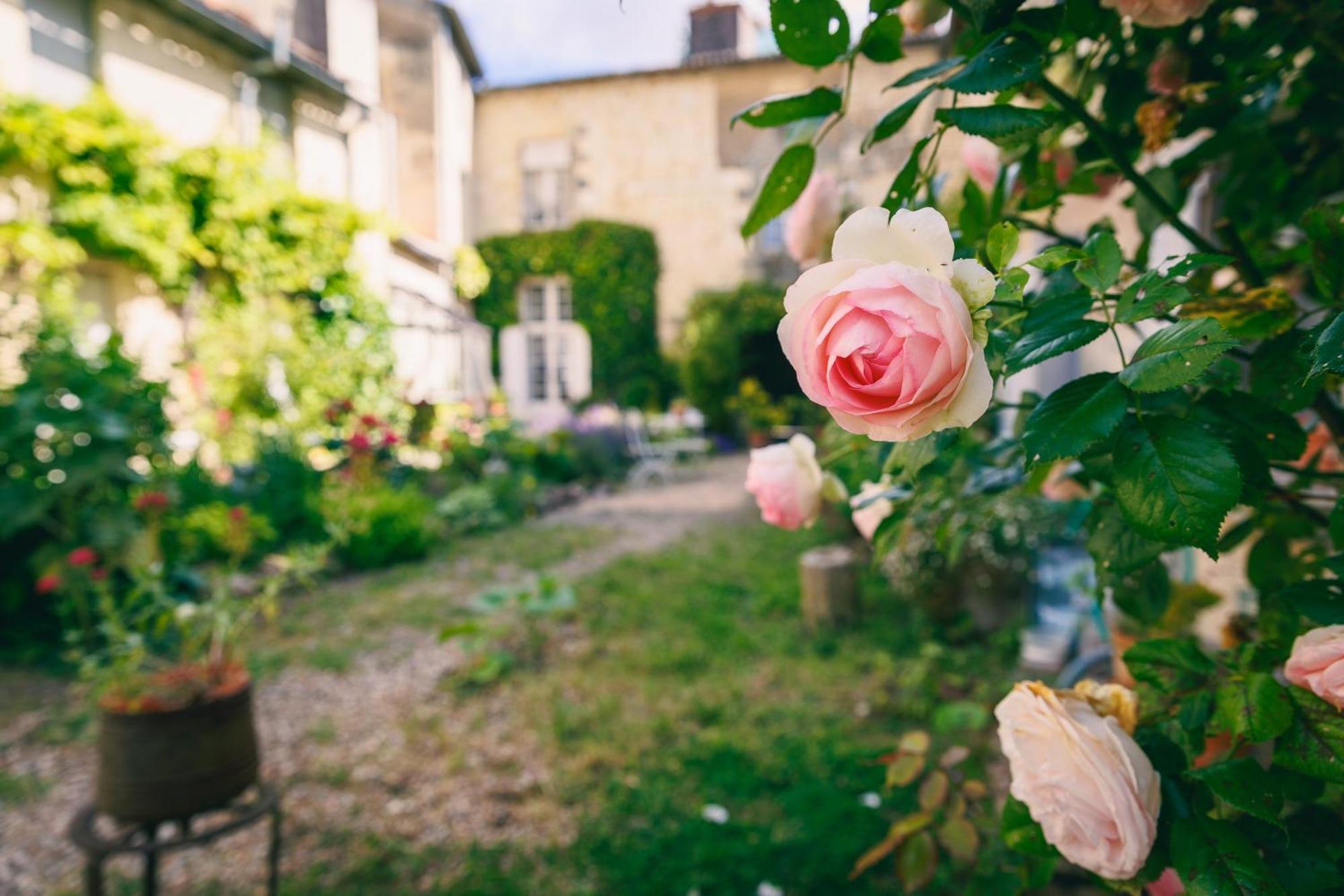 Le Prieure Sainte Croix Hotel Лудан Екстериор снимка