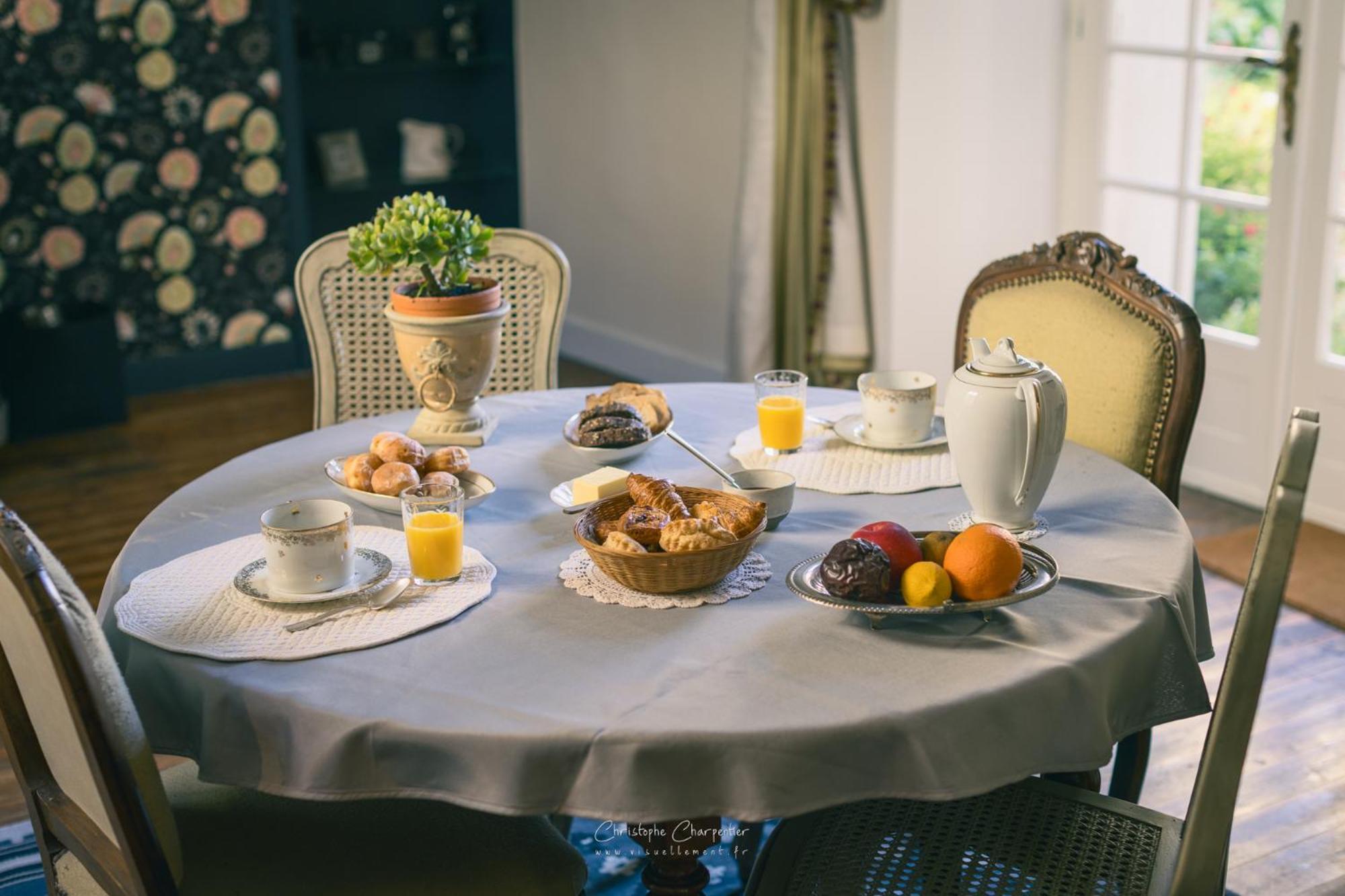 Le Prieure Sainte Croix Hotel Лудан Екстериор снимка