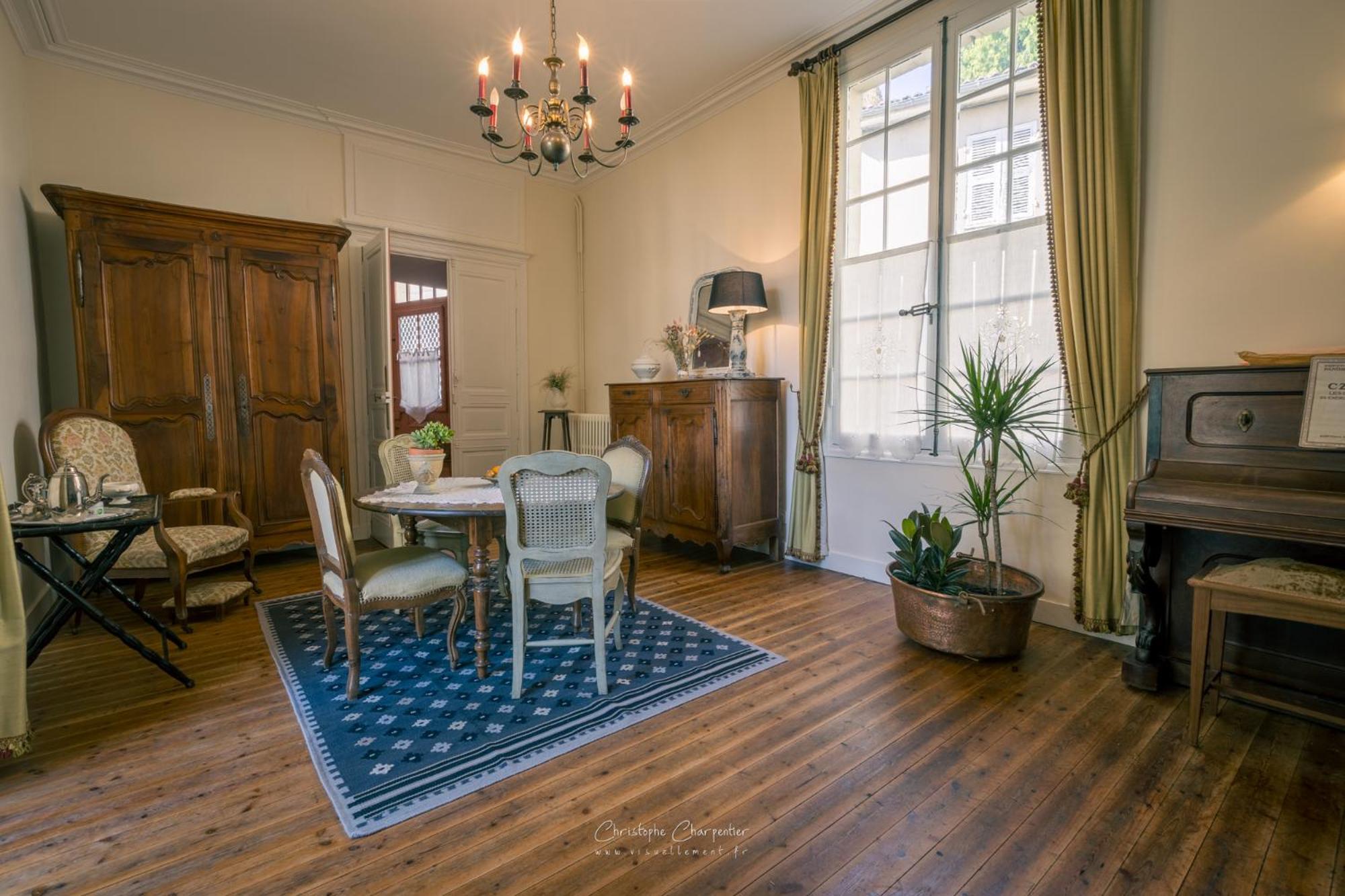 Le Prieure Sainte Croix Hotel Лудан Екстериор снимка